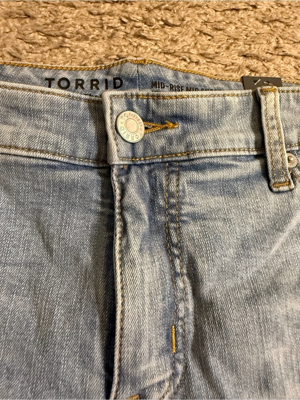 Torrid 5” Vintage Stretch Mid-Rise Light Wash Denim Frayed Hem Shorts - size 16